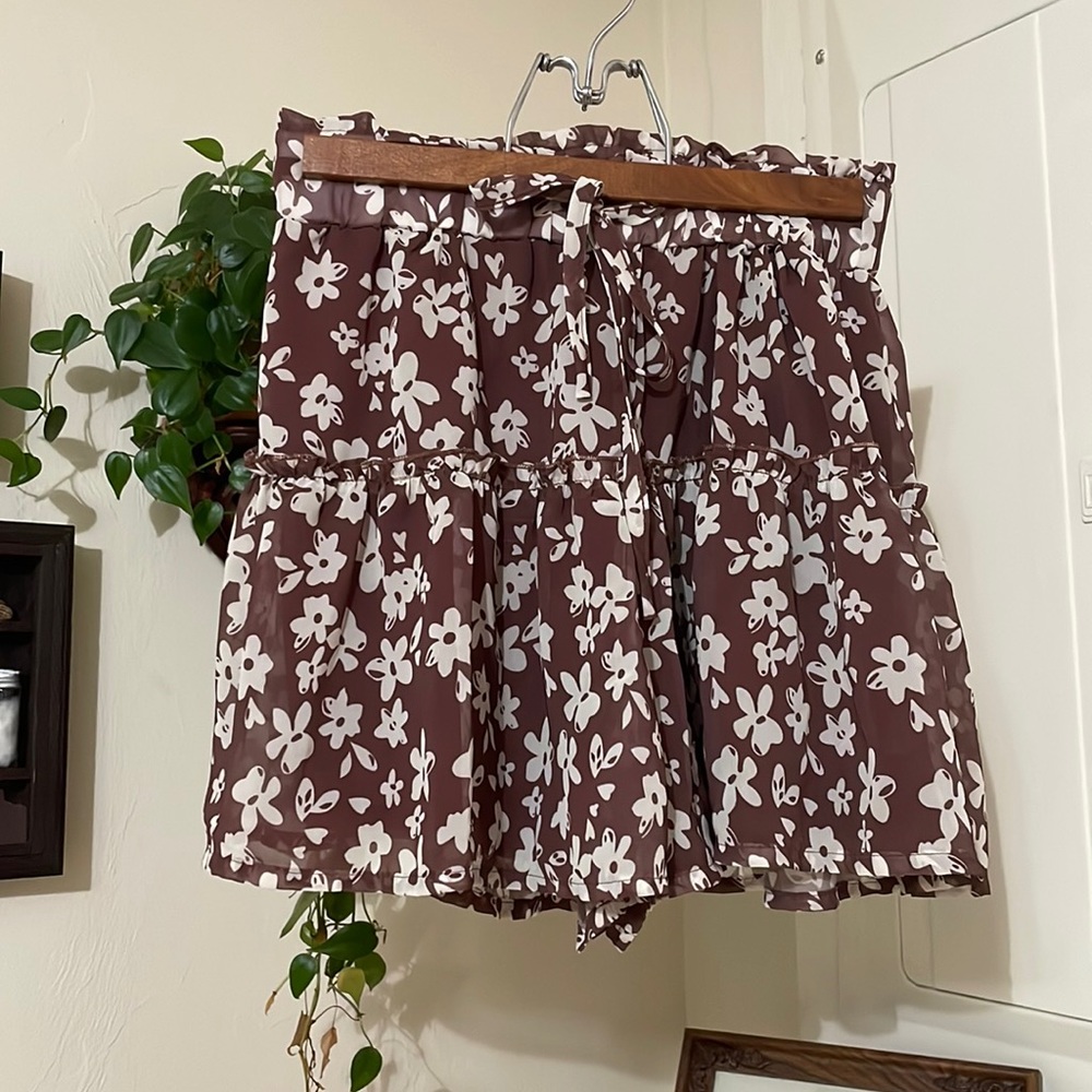 Kendall and Kylie Size Small Brown and White Floral Elastic Shorts Faux Skirt